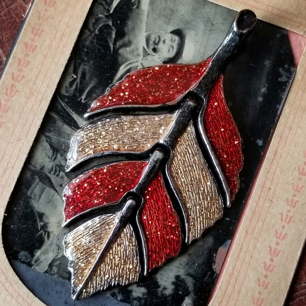 Glitter leaf pendant articulated black rust red fall autumn